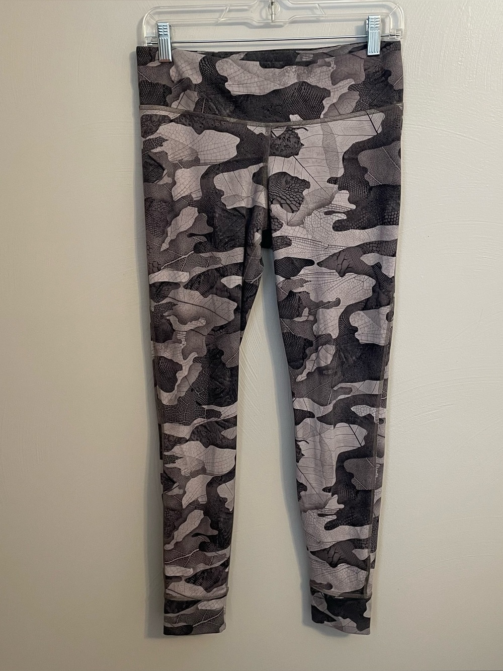Reebok grey camo Women’s Athletic Leggings Size Medium